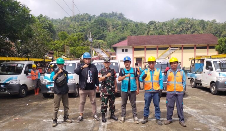 Peringati Hari Lingkungan Hidup, PLN Tasikmalaya dan Babinsa Taraju Laksanakan Pemeliharaan Jaringan Listrik