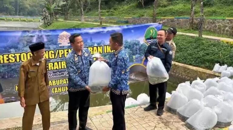 Hari Jadi Kabupaten Ciamis ke-383, Polsek Cikoneng dan Muspika Gelorakan Hanpangan Dengan Tebar Benih Ikan