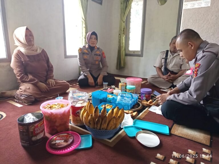 Perkuat Sinergitas, Kapolsek Kawali Polres Ciamis Koorkom Kamtibmas ke Warga Dayeuhluhur