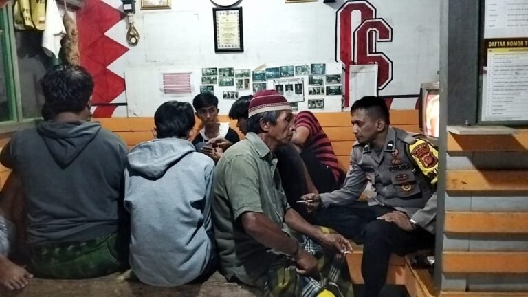 Perkuat Sinergitas, Polsek Rancah Polres Ciamis Beri Binluh ke Warga Cisontrol di Malam Hari