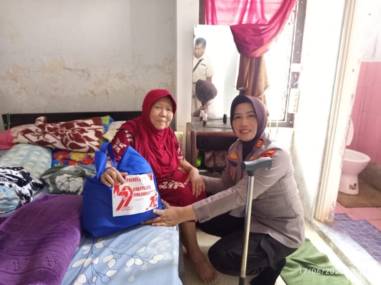 Perkuat Silaturahmi, Kapolsek Kawali Polres Ciamis Anjangsana dan Baksos ke Purnawirawan