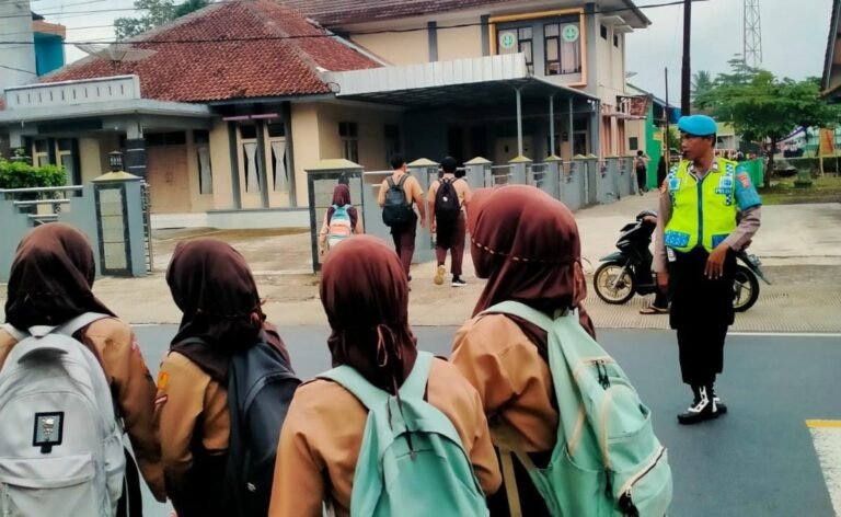 Pelayanan Masyarakat, Polsek Cipaku Polres Ciamis Siaga di Jalan Padat Saat Jam Sekolah
