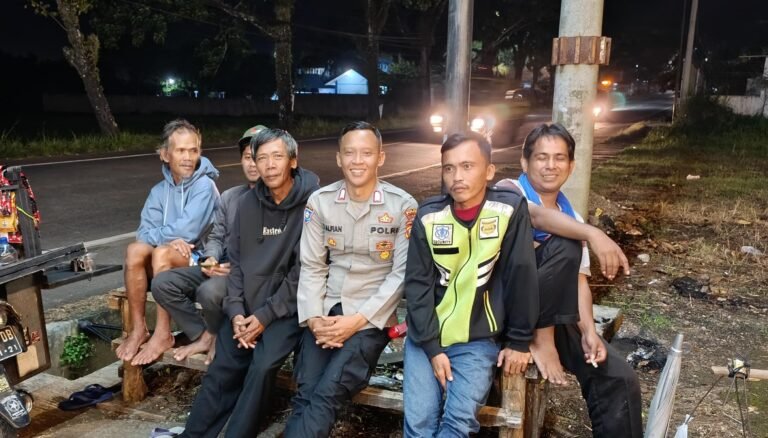 Perkuat Sinergitas, Polsek Cikoneng Polres Ciamis Binpatibsos ke Gandasari Saat Malam Hari