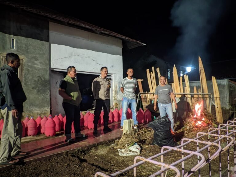 Humanis, Polsek Cipaku Polres Ciamis Patroli Dialogis Beri Kenyamanan Warga Saat Malam Hari