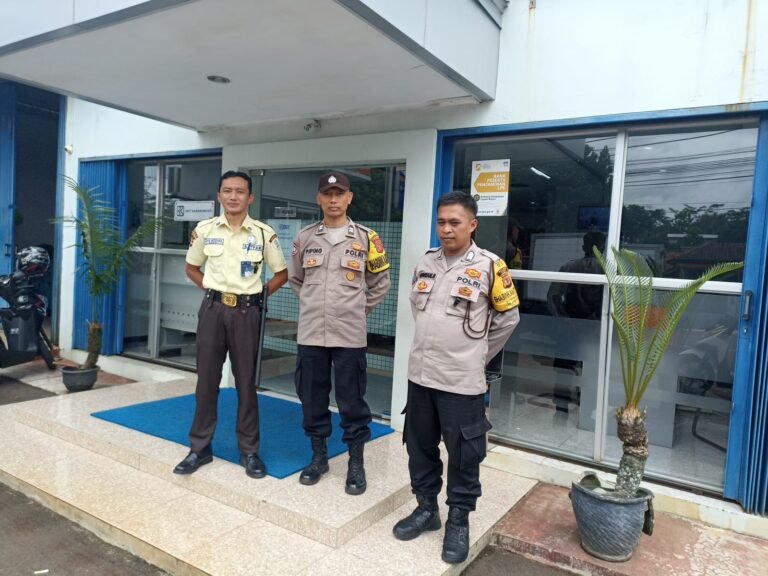 Berikan Rasa Nyaman, Dua Anggota Polsek Kawali Polres Ciamis Patroli Dialogis ke Masyarakat