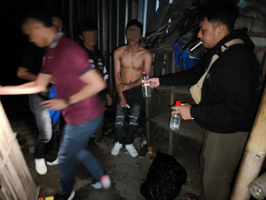 Satresnarkoba Polres Garut Gelar Razia Miras, 12 Botol Disita dari Tangan Warga