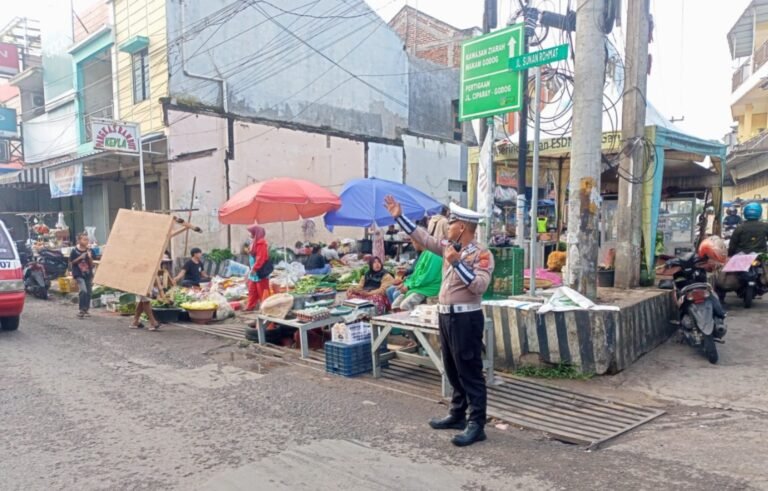 Polsek Karangpawitan Gatur Pagi di Pasar Cegah Kemacetan