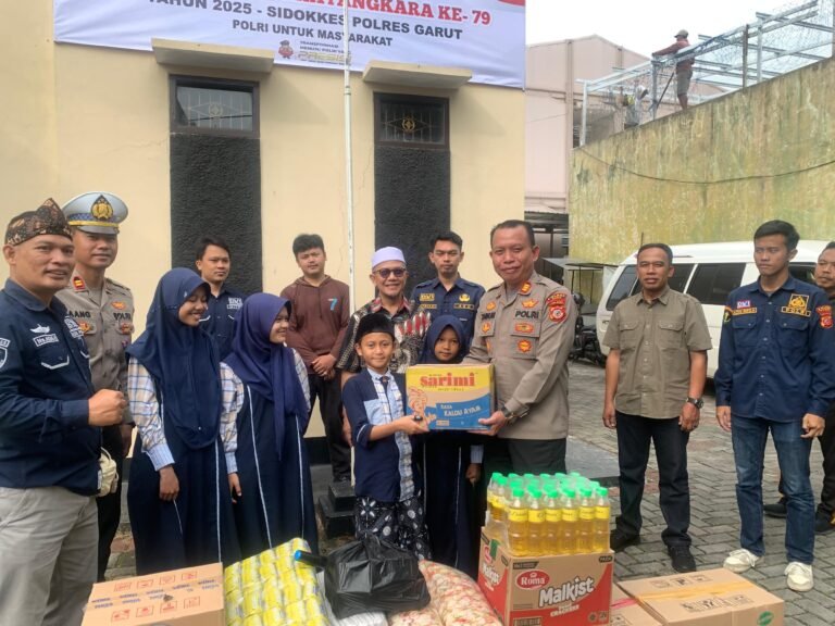 HUT Bhayangkara, Sidokes Polres Garut Salurkan Sembako Ke Santri