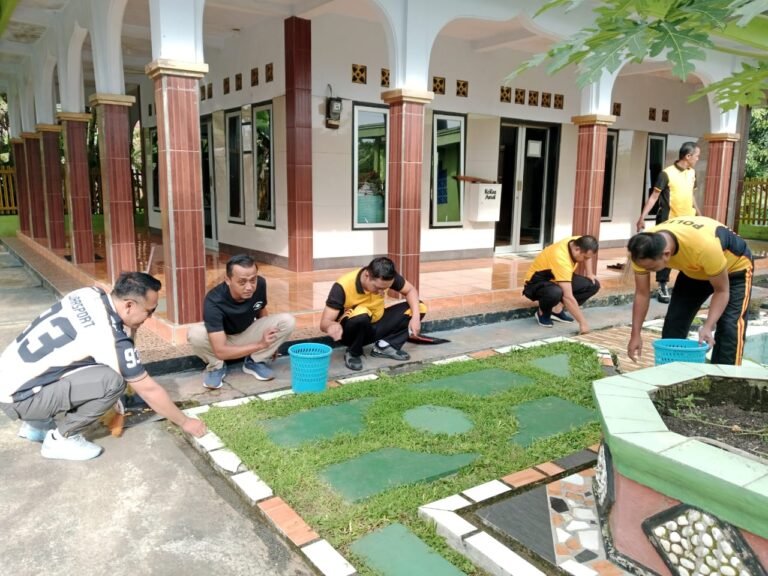 Bakti Religi, Polsek Cipaku Polres Ciamis Bersih-Bersih Masjid Al Muta’alinin Buniseuri