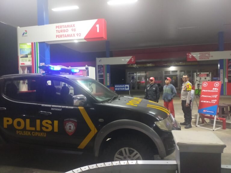 Humanis, Polsek Cipaku Polres Ciamis Patroli Dialogis Beri Kenyamanan Warga Saat Malam Hari