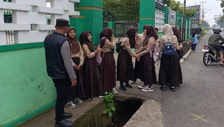 Polsek Cikoneng Polres Ciamis Binluh Bahaya Bullying dan Jam Malam ke Guru Serta Siswa