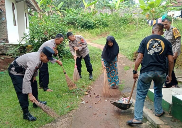 Polri Peduli Lingkungan: Kapolsek Sukadana Bersama Anggota Bersihkan Masjid Jelang HUT Bhayangkara Ke-79