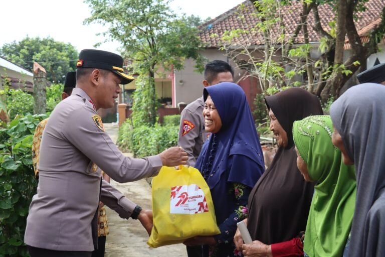 Hari Bhayangkara ke 79, Polres Ciamis Bangun MCK Pasangan Lansia di Imbanagara
