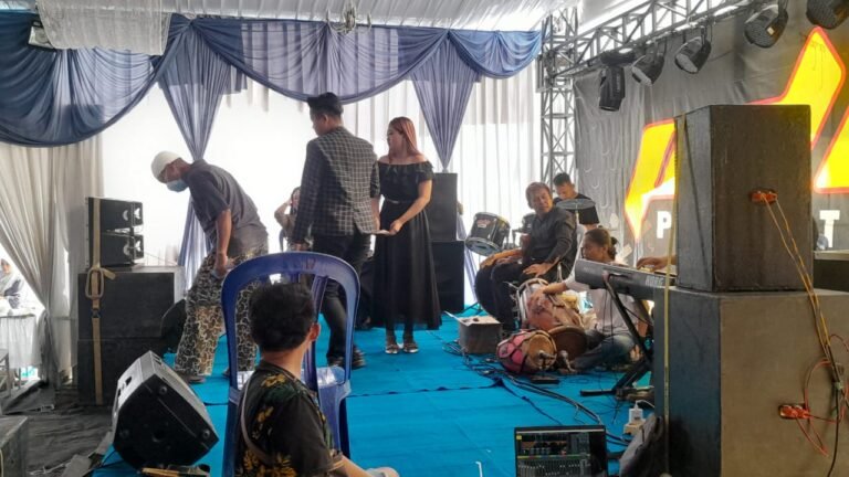 Dekatkan Diri dengan Warga, Polisi Hadiri Hajatan Pernikahan Sambil Sampaikan Pesan Kamtibmas di Desa Cintaratu