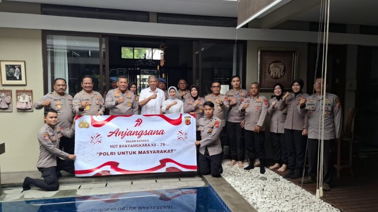 Anjangsana Penuh Kehangatan, Kabid TIK Polda Jabar Sambangi Irjen Pol (Purn) Anis Angkawijaya