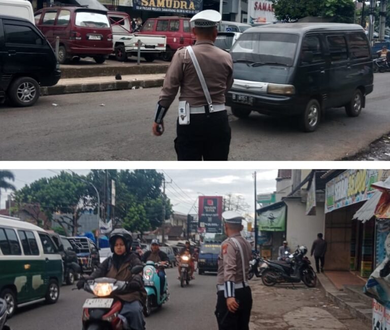 Dua Personil Polsek Samarang Lakukan Pengaturan Lalu Lintas Di Jam Rawan Kemacetan Pagi.