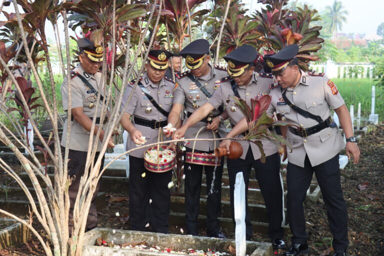 Mengenang Jasa Pahlawan: Polres Ciamis Gelar Ziarah dan Tabur Bunga Peringati HUT Bhayangkara Ke-79