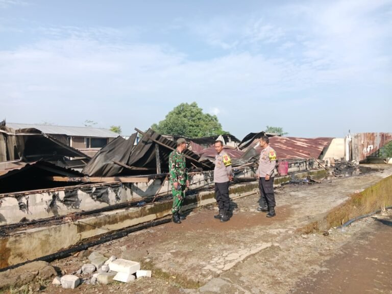 Polsek Cikoneng Polres Ciamis Datangi TKP Kebakaran, Korban Alami Kerugian Capai Rp. 4 Miliar
