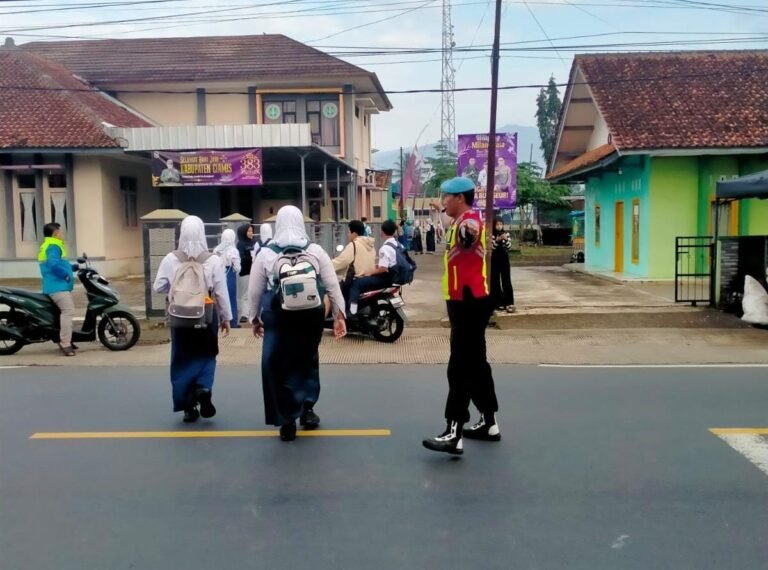 Pelayanan Masyarakat, Polsek Cipaku Polres Ciamis Siaga di Jalan Padat Saat Jam Sekolah