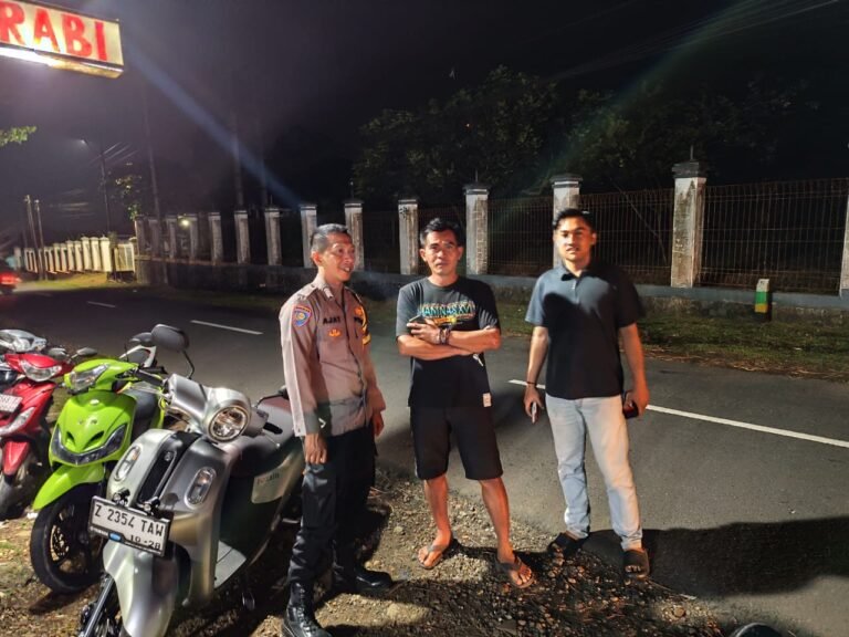 Berikan Rasa Aman, Personel Polsek Kawali Polres Ciamis Patroli Dialogis di Malam Hari