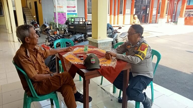 Cegah Tindak Kriminalitas, Polsek Cikoneng Polres Ciamis Koorkom ke Perangkat Desa Sindangkasih