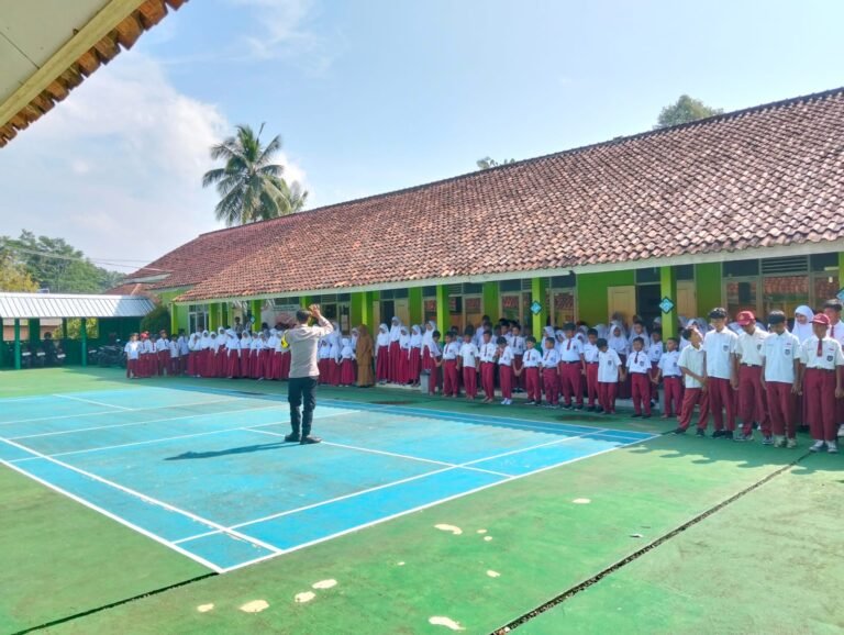Polsek Cikoneng Polres Ciamis Binluh Bahaya Bullying dan Jam Malam ke Guru Serta Siswa