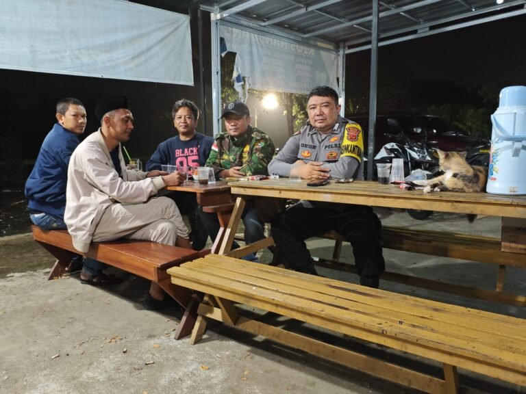 Polsek Cijeungjing Perkuat Harkamtibmas Melalui Sambang Malam dan Sinergi Tiga Pilar