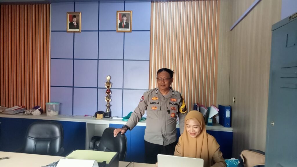Cegah Tindak Kriminalitas, Polsek Cikoneng Polres Ciamis Koorkom ke Perangkat Desa Sindangkasih