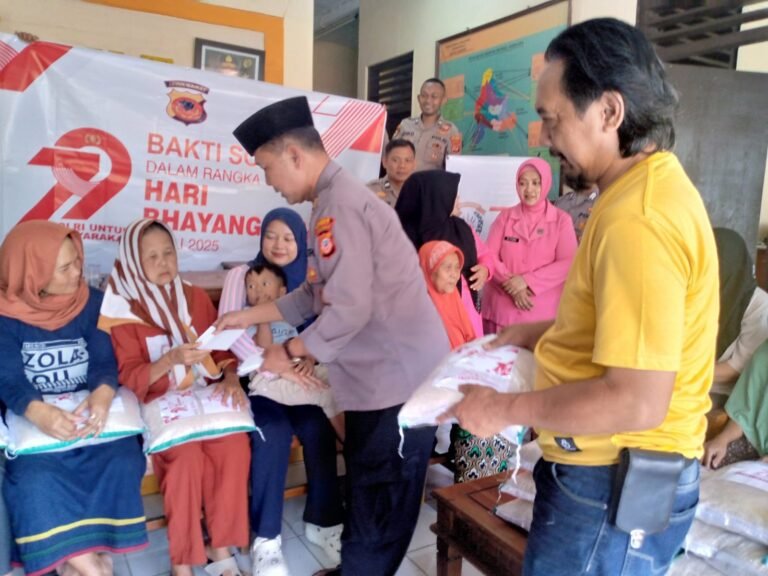 Peduli dan Berbagi di Hari Bhayangkara ke-79, Polsek Cisompet Gelar Bakti Sosial untuk Masyarakat