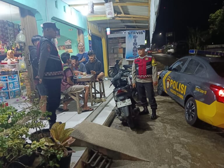 Berikan Rasa Aman, Personel Polsek Kawali Polres Ciamis Patroli Dialogis di Malam Hari