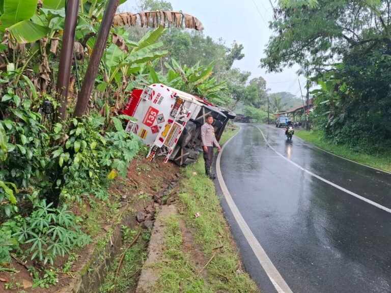 Jalan Licin, Kendaraan Muatan BBM Terperosok ke Parit Jalan dan Polisi Hadir Melakukan Gatur