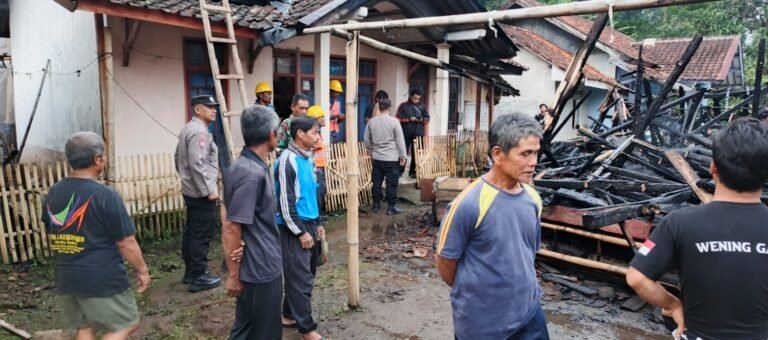 Polsek Cilawu Amankan TKP Kebakaran Rumah Panggung di Cilawu
