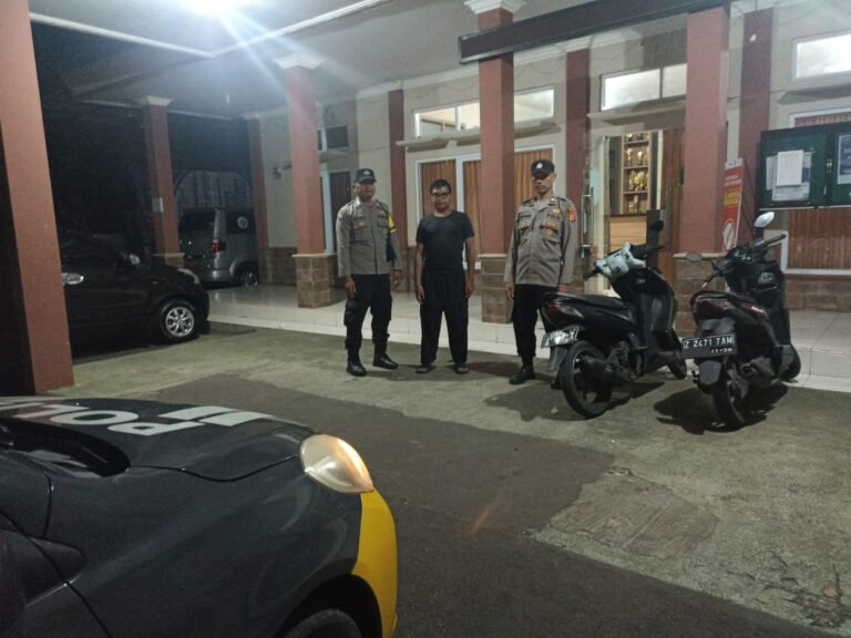Berikan Rasa Aman, Personel Polsek Kawali Polres Ciamis Patroli Dialogis di Malam Hari