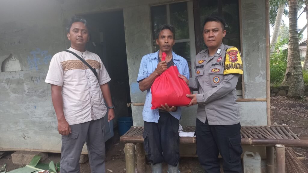 Hari Bhayangkara ke-79, Kapolsek Lakbok Ciamis Baksos Bagikan Sembako ke Lansia
