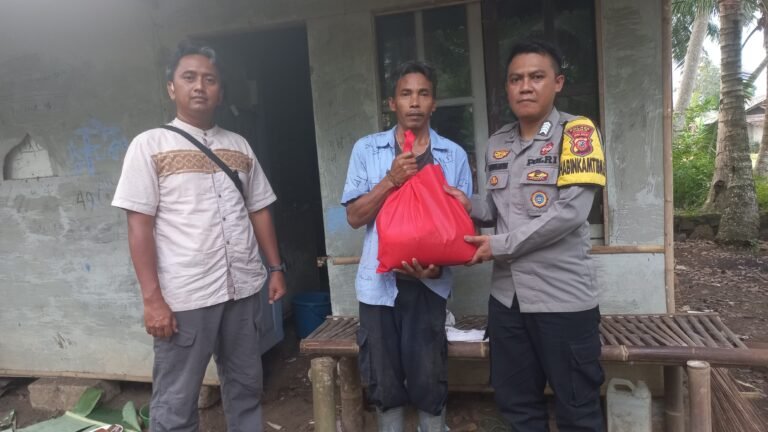 Hari Bhayangkara ke-79, Kapolsek Lakbok Ciamis Baksos Bagikan Sembako ke Lansia