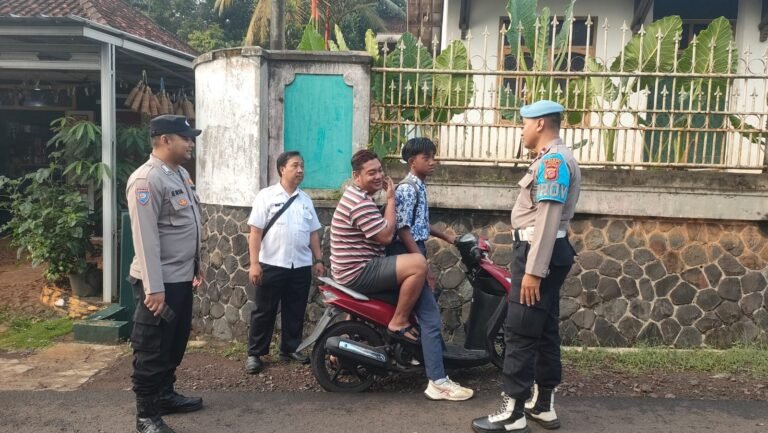 Datangi Sekolah, Polsek Sukadana Ikut Sosialisasikan Larangan Siswa Gunakan Sepeda Motor ke Sekolah