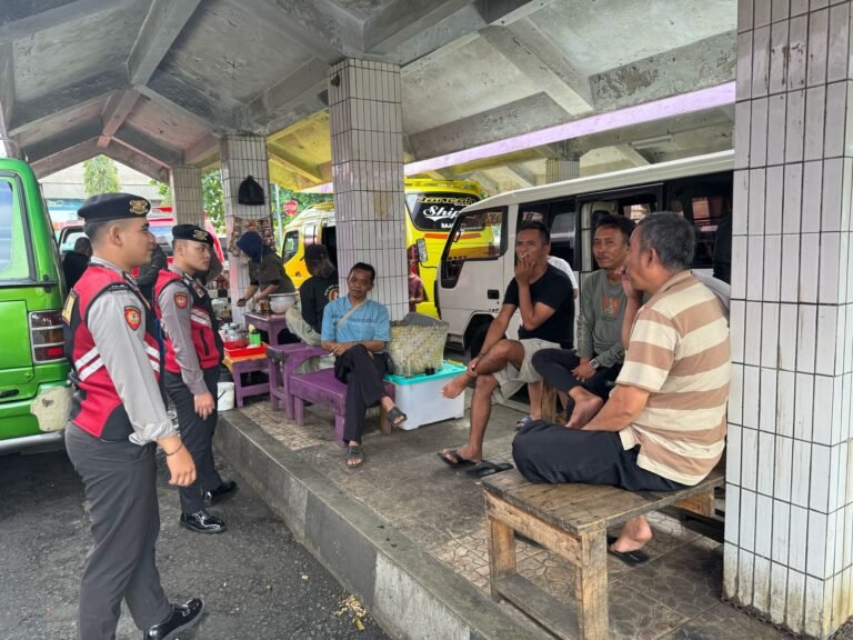 Cipkon Aksi Premanisme di Ruang Publik, Samapta Polres Ciamis Patroli Jalan Kaki di Terminal Ciamis