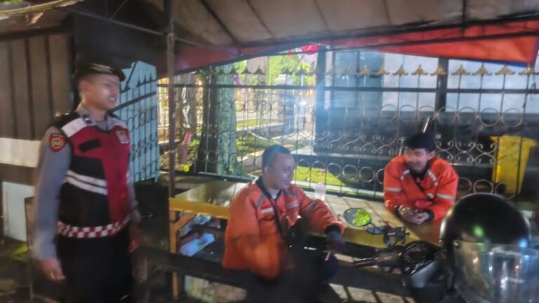 Cipkon Area Publik, Samapta Polres Ciamis Patroli Jalan Kaki di Alun Alun Ciamis