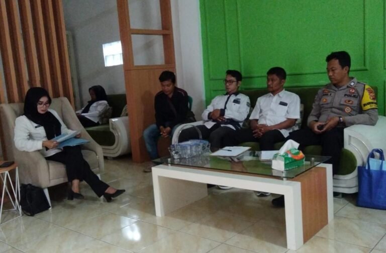 Polsek Cikoneng Polres Ciamis Terjunkan Personel di Acara Rapat Minggon Desa Cikoneng