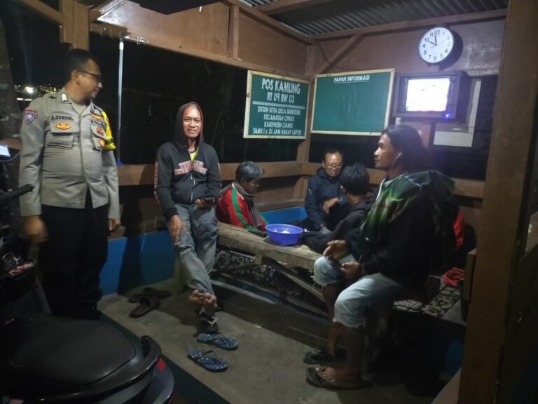 Humanis, Polsek Cipaku Polres Ciamis Patroli Dialogis Beri Kenyamanan Warga Saat Malam Hari