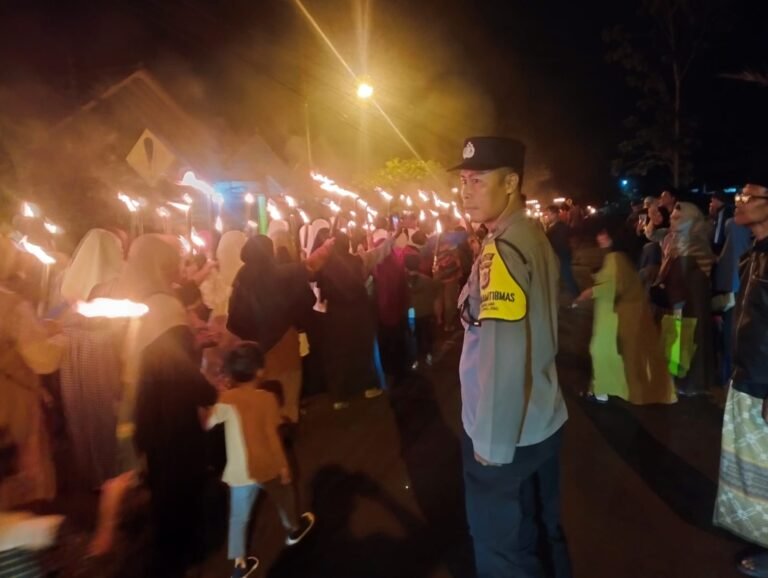 Polsek Cijeungjing Polres Ciamis Ikuti Pawai Obor 1 Muharram 1447 H di Desa Ciharalang