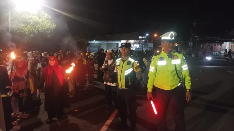 Polsek Ciamis Polres Ciamis Ikuti Pawai Obor 1 Muharram 1447 H di Desa Imbanagara