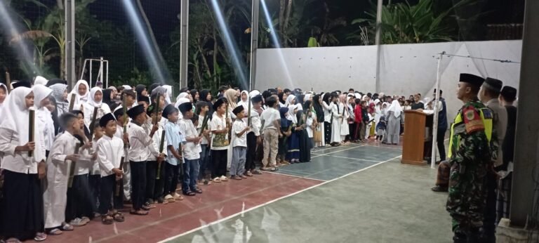 Polsek Cijeungjing Polres Ciamis Ikuti Pawai Obor 1 Muharram 1447 H di Desa Karangkamulyan