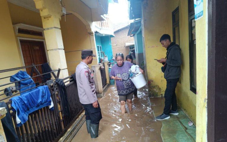 Polsek Tarogong Kidul Tinjau Lokasi Banjir Akibat Luapan Sungai Cimanuk
