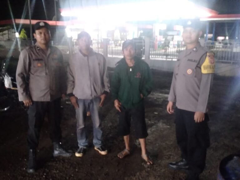 Humanis, Polsek Cipaku Polres Ciamis Patroli Dialogis Beri Kenyamanan Warga Saat Malam Hari