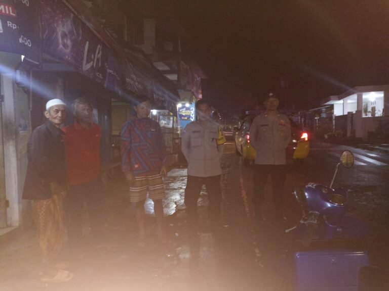 Berikan Rasa Aman, Personel Polsek Kawali Polres Ciamis Patroli Dialogis di Malam Hari