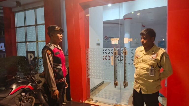 Cipkon Area Publik, Samapta Polres Ciamis Patroli Jalan Kaki di Alun Alun Ciamis