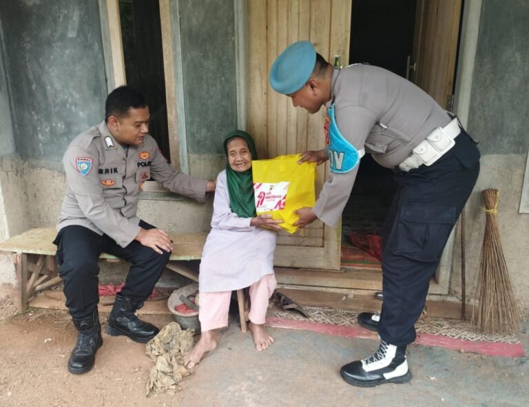 Polsek Sukadana Gelar Baksos Bersih-Bersih Jalan, Wujud Kepolisian Hadir Bukan Hanya Menjaga, Tapi Turut Mengabdi