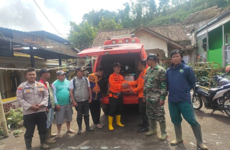 Polsek Wanaraja Sigap Tanggap Bencana Tanah Longsor di Cigadog