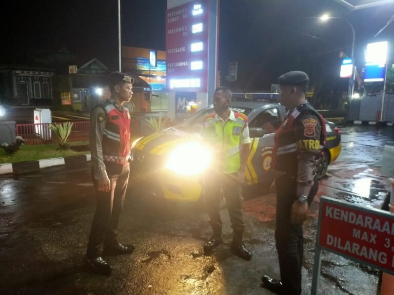 Humanis, Pasukan Patroli Roda 4 Polres Ciamis Datangi Obvit SPBU Nagrak